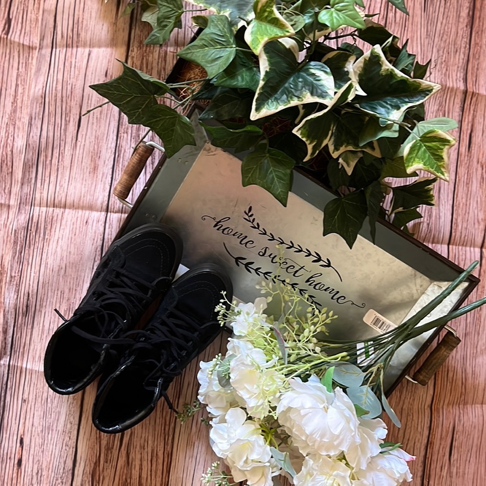 Van’s Velvet mid-top shoe. Size 5.5, great condition. Made from Velvet.🙂